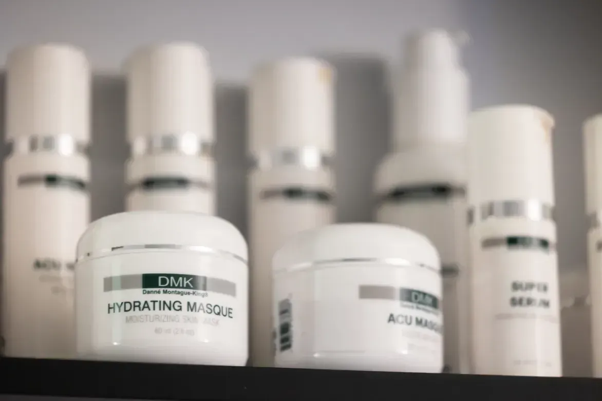 Un estante lleno de una variedad de cosméticos, incluida una mascarilla hidratante.