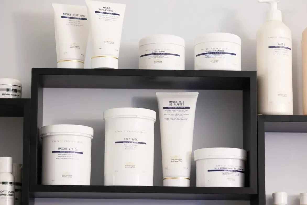 Un estante lleno de una variedad de productos de belleza.