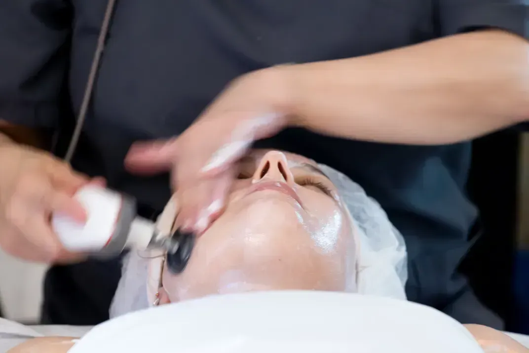 Una mujer está recibiendo un tratamiento facial en un salón de belleza.
