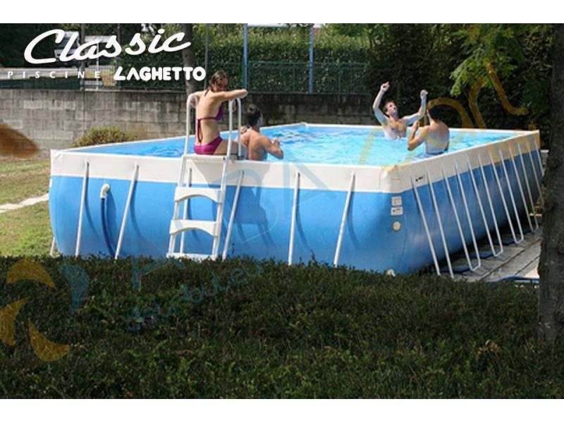 Des personnes dans une piscine hors sol rectangulaire bleue ; une échelle y est fixée.