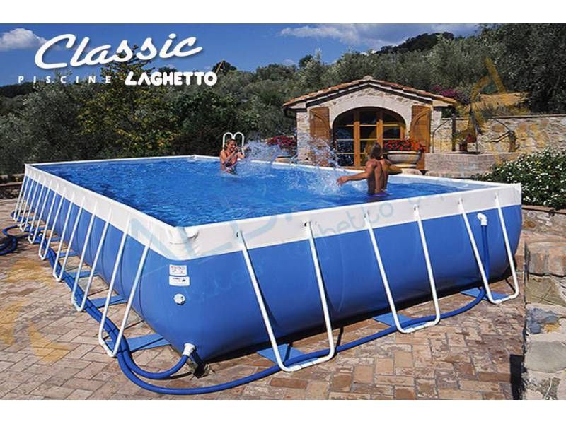Piscine hors-sol rectangulaire bleue avec des personnes nageant dans un cadre extérieur ensoleillé.