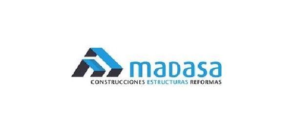 Logotipo de la constructora Madasa con un icono geométrico azul y texto gris azulado sobre un fondo blanco.