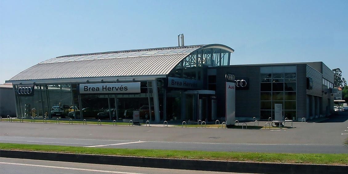Terminal de aeropuerto moderna de cristal con techo a rayas y pista de aterrizaje exterior.