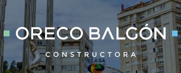 Logotipo de Oreo Balcón Constructora sobre un fondo de fachada de edificio difuminado