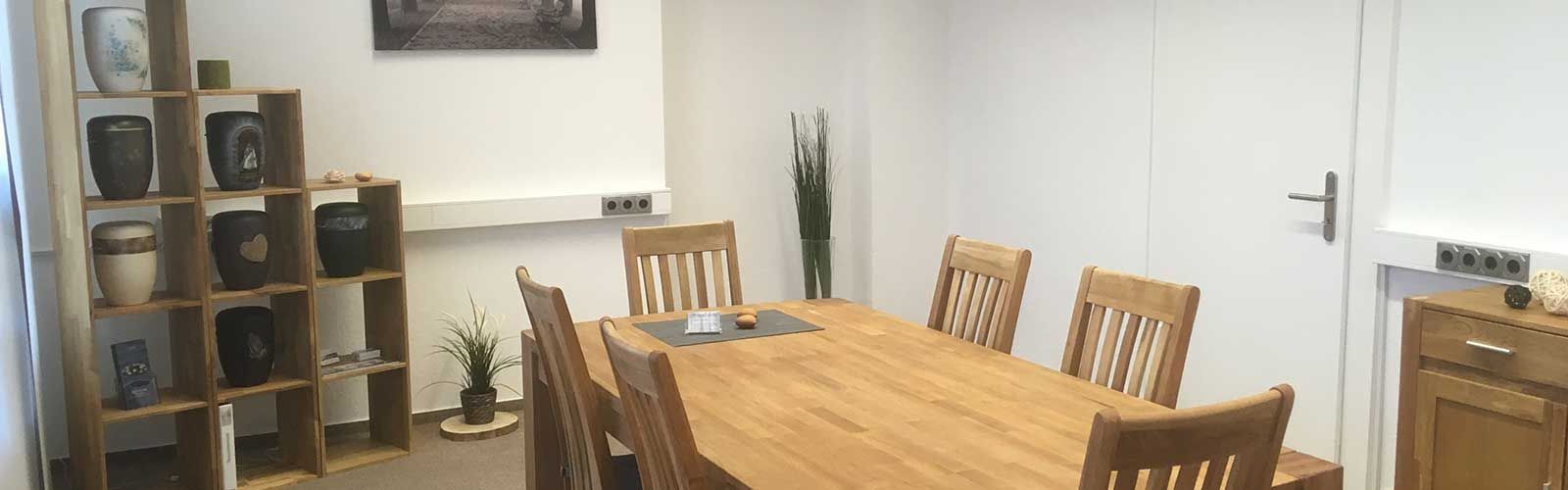 Ein Esszimmer mit einem Holztisch und Stühlen.