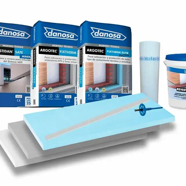 Materiales de aislamiento: bolsas azules y blancas, espuma azul, pizarrones blancos y un balde.