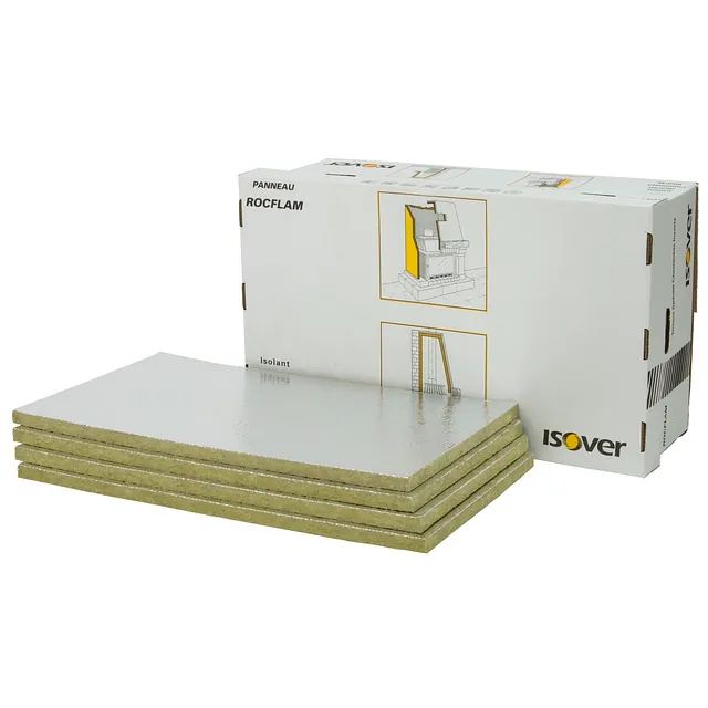 Paneles aislantes delante de una caja de color blanco, marrón claro y plata, con la marca Isover.