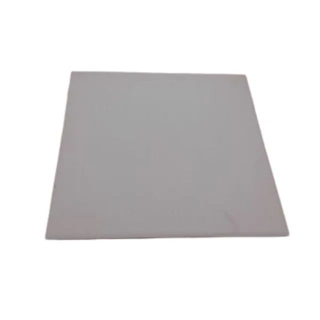 Azulejo cuadrado de color gris claro sobre fondo blanco.