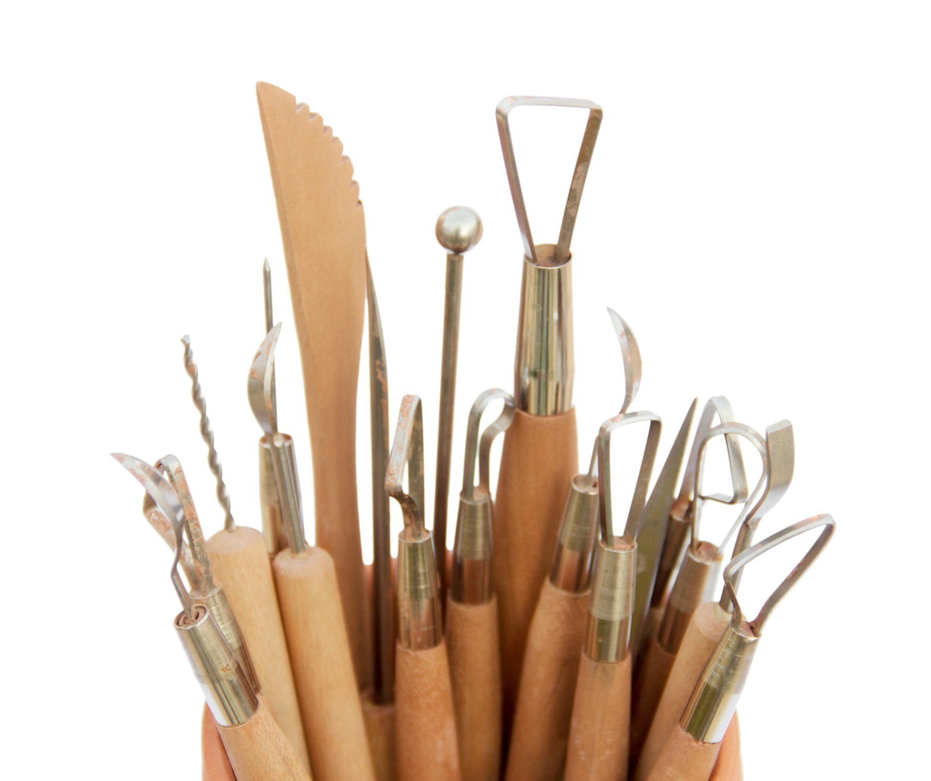 Herramientas para esculpir arcilla dispuestas en un recipiente, incluidos cuchillos, herramientas de bucle y herramientas de cinta.