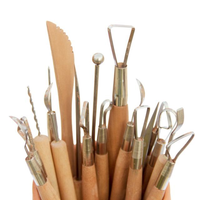 Herramientas de cerámica con mangos de madera.