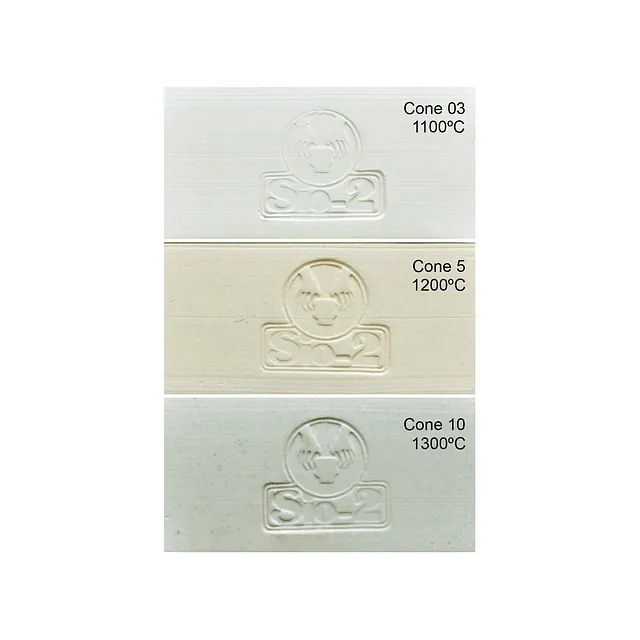 Tres conos de cerámica, etiquetados Cono 03 (1100 °C), Cono 5 (1200 °C) y Cono 10 (1300 °C), cada uno con un logotipo estampado.