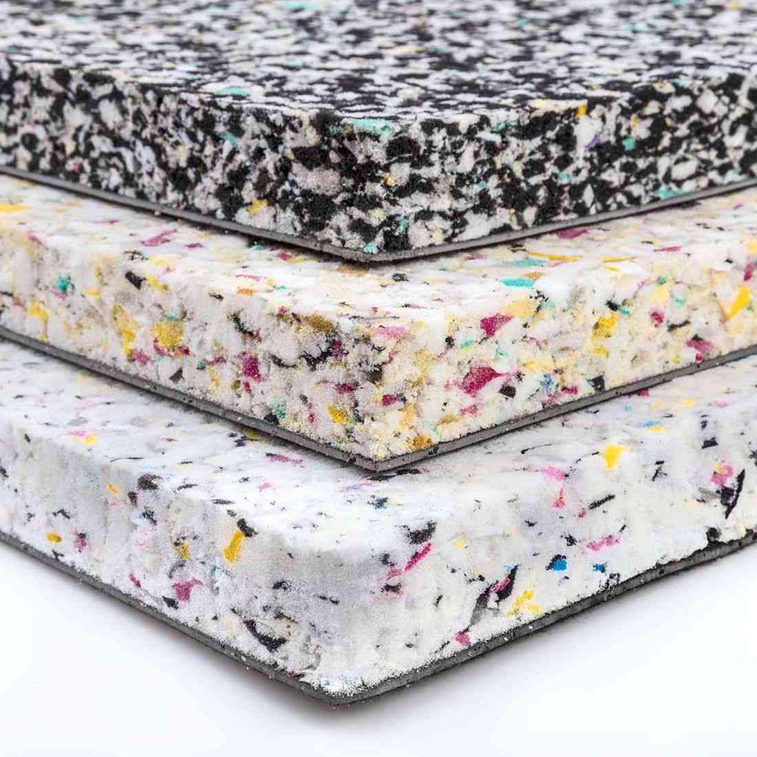 Tres paneles de espuma rectangulares con patrones moteados y coloridos.