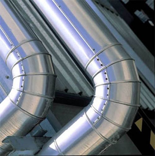 Tubos de ventilación de metal brillante que se doblan en ángulos rectos sobre un fondo corrugado.