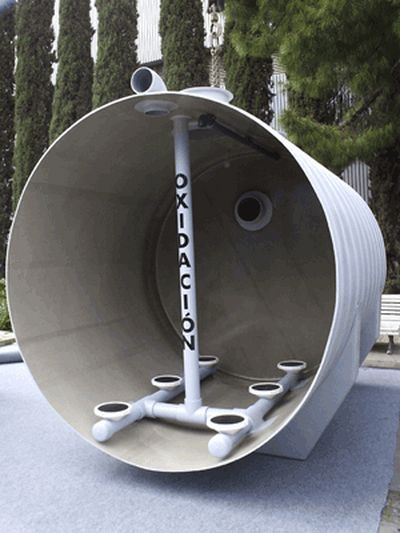 Corte transversal de un tanque cilíndrico de tratamiento de aguas residuales. El tubo vertical indica 