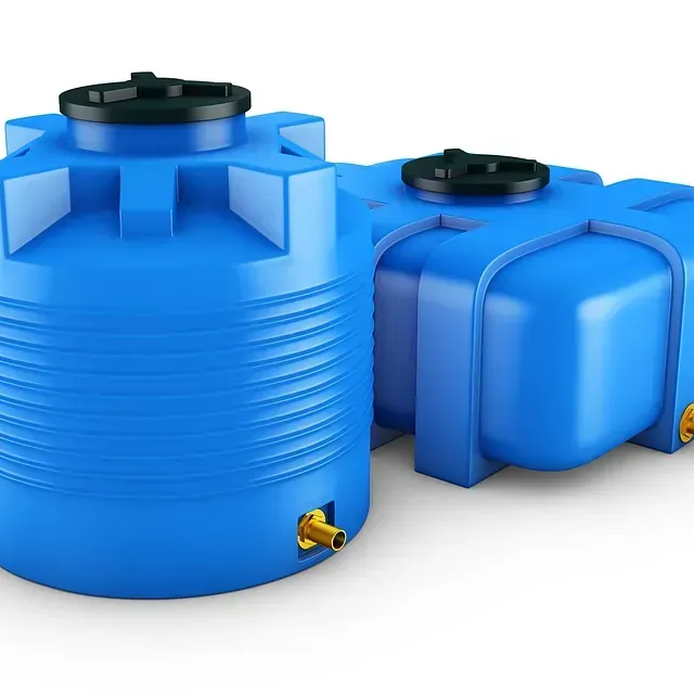 Tanques de agua de plástico azul con tapas negras y grifos de latón, sobre fondo blanco.