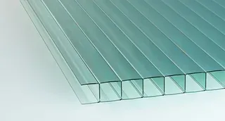 Lámina de policarbonato corrugado de color verde translúcido, con múltiples canales paralelos.