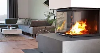 Moderna sala de estar con chimenea encendida, sofá gris y piso de madera clara.