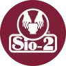 Logotipo de Sio-2: Manos moldeando una olla de barro, blanca sobre un fondo circular granate. Texto