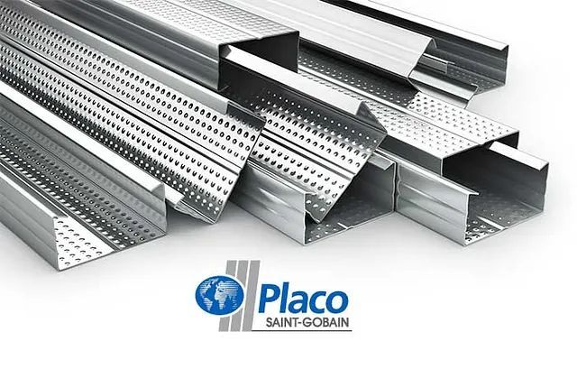 Piezas de estructura de soporte de techo Placo de metal apiladas, con el logotipo Placo Saint-Gobain.