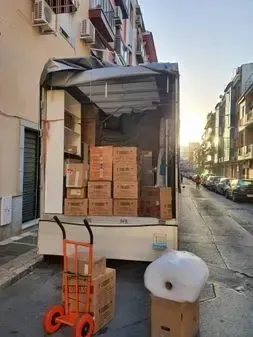 Un camión lleno de cajas está estacionado al costado de la carretera.