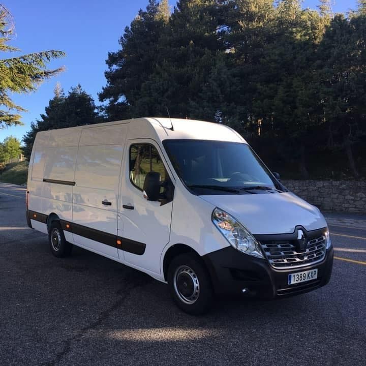 Una camioneta blanca está estacionada al costado de la carretera