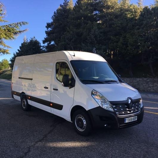 Una camioneta blanca está estacionada al costado de la carretera