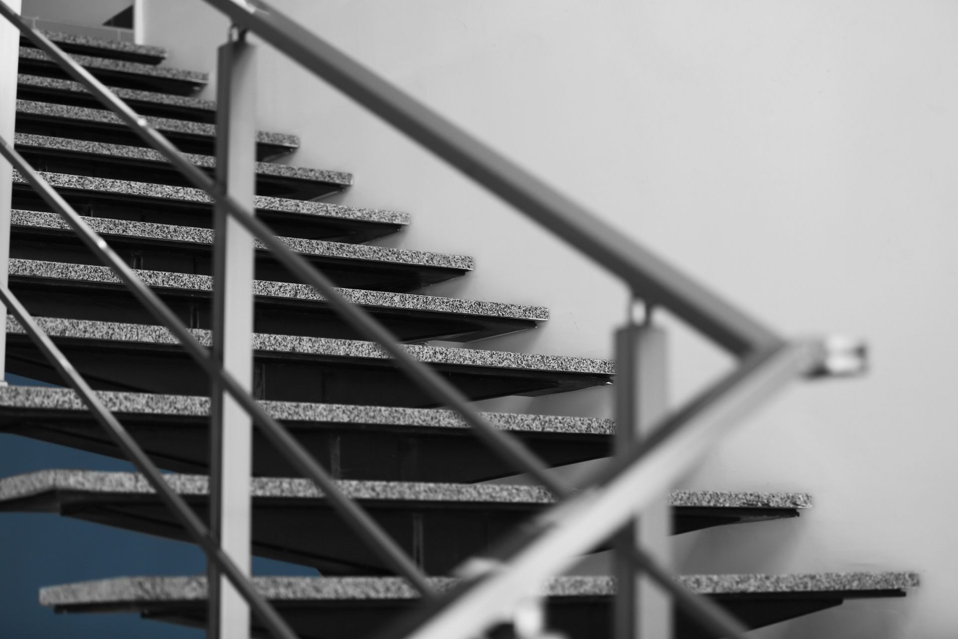 Un primer plano de una escalera con barandilla de metal.