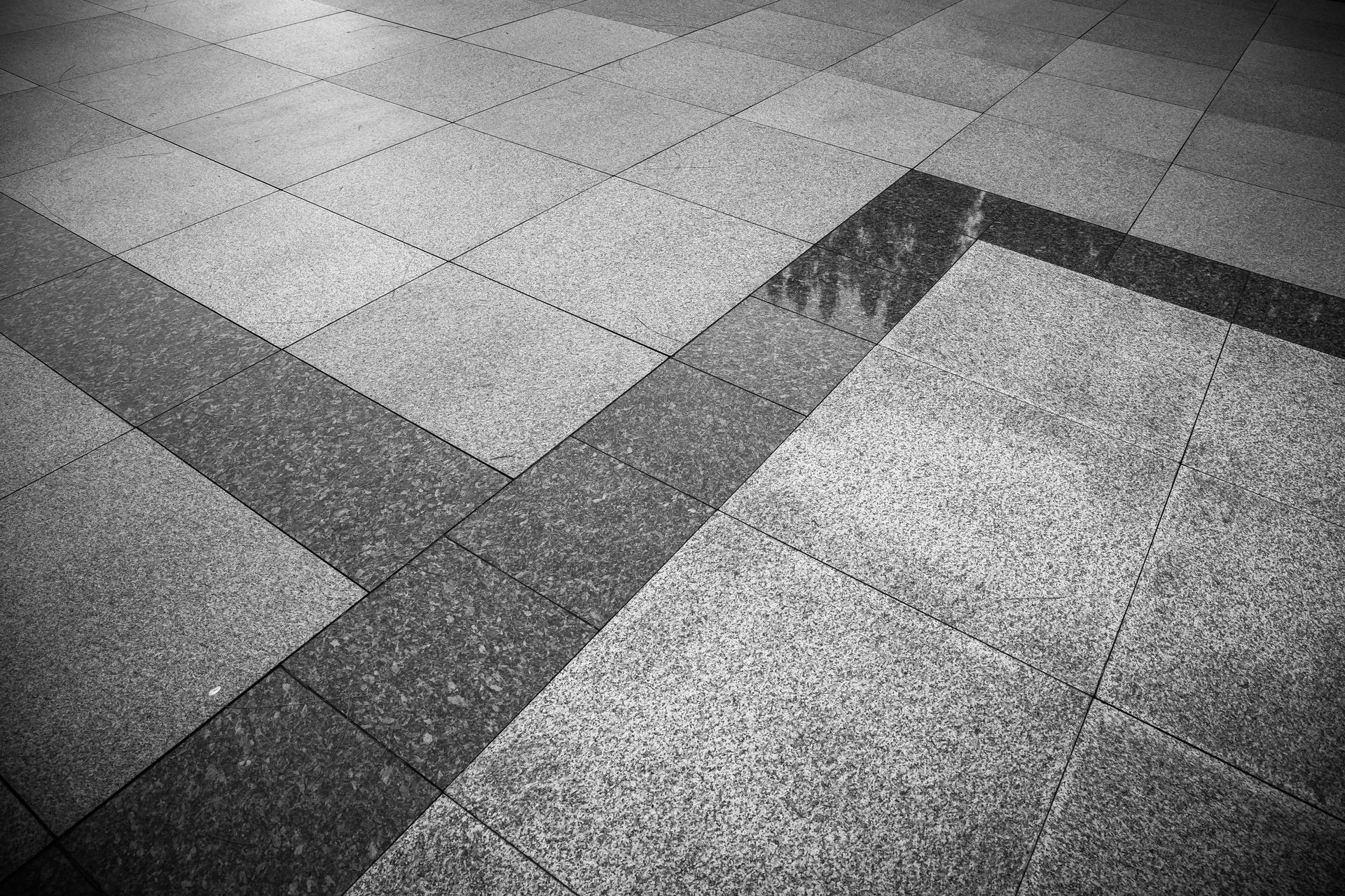 Una fotografía en blanco y negro de un suelo de baldosas.