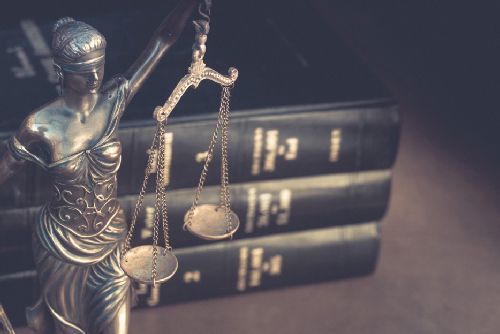 Justitia und Bücher