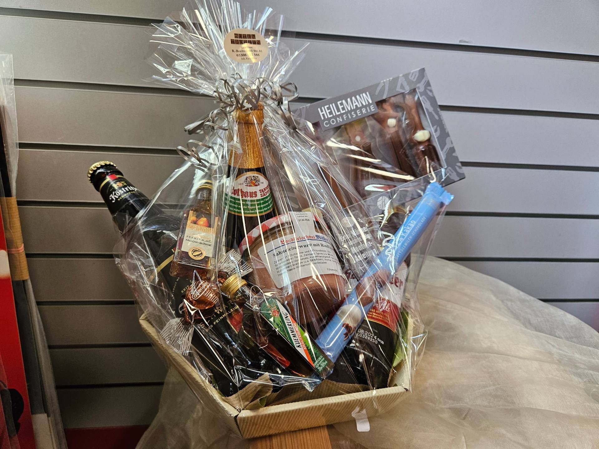 Geschenkkorb mit Kümmerling, Köstritzer und Süßem