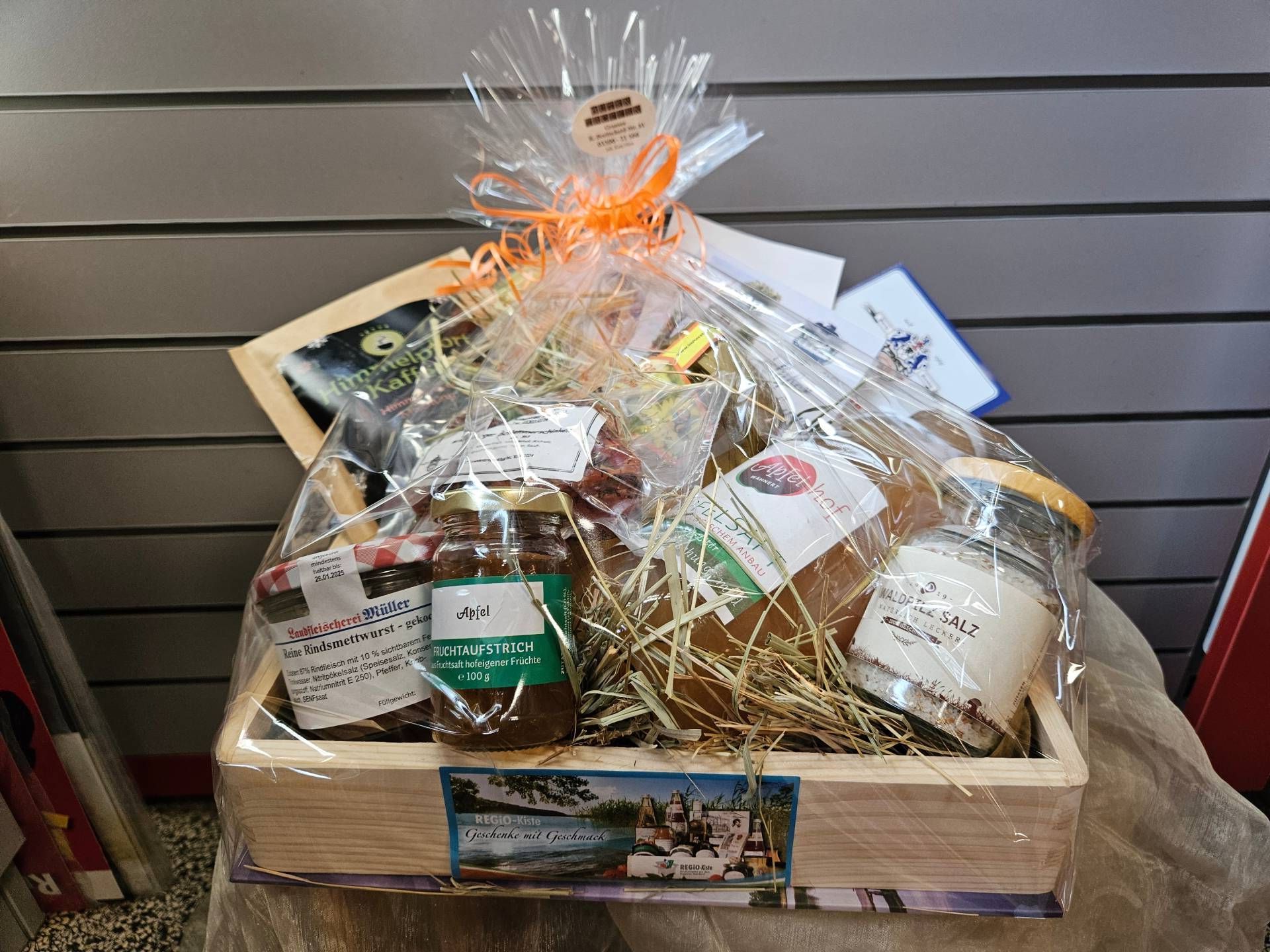 Eine Holzkiste gefüllt mit verschiedenen regionalen Produkten