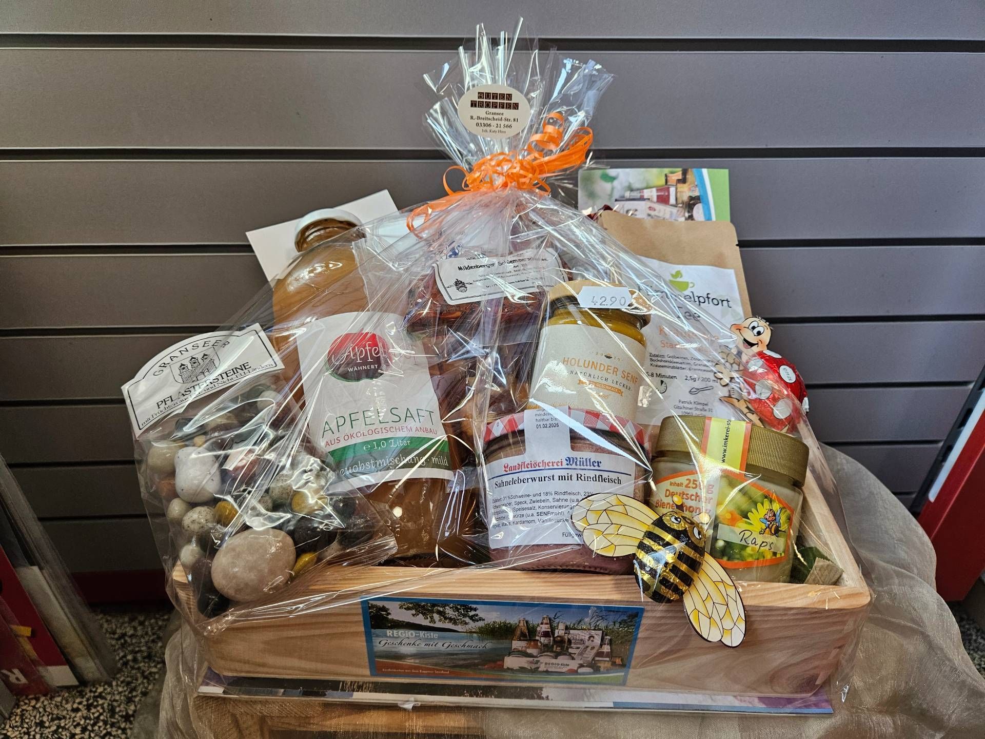 Eine Holzkiste gefüllt mit verschiedenen regionalen Produkten