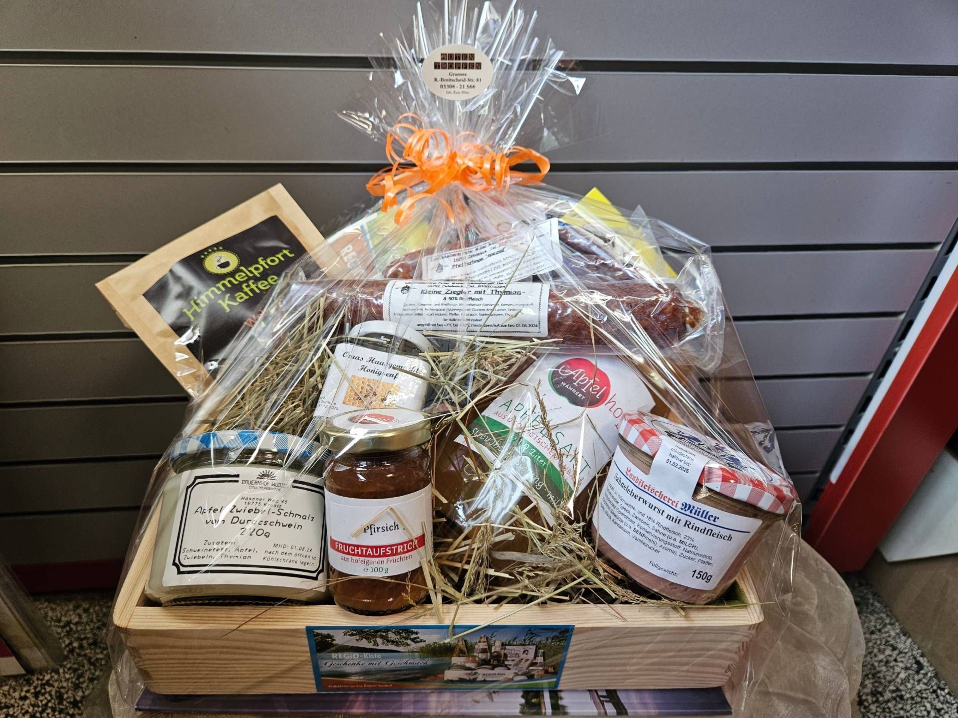 Eine Holzkiste gefüllt mit verschiedenen regionalen Produkten