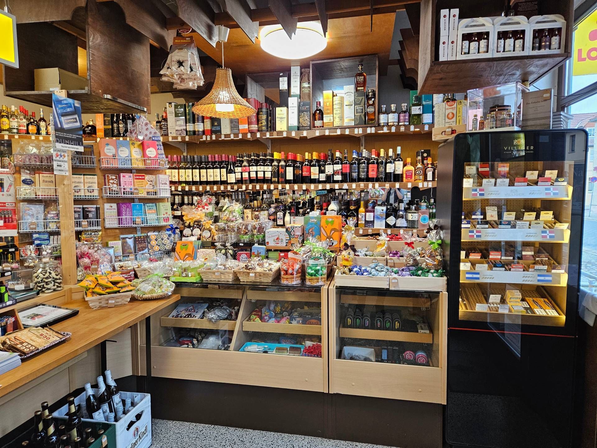 Zum Guten Tropfen - Ladentheke mit Spirituosen und Geschenkartikeln