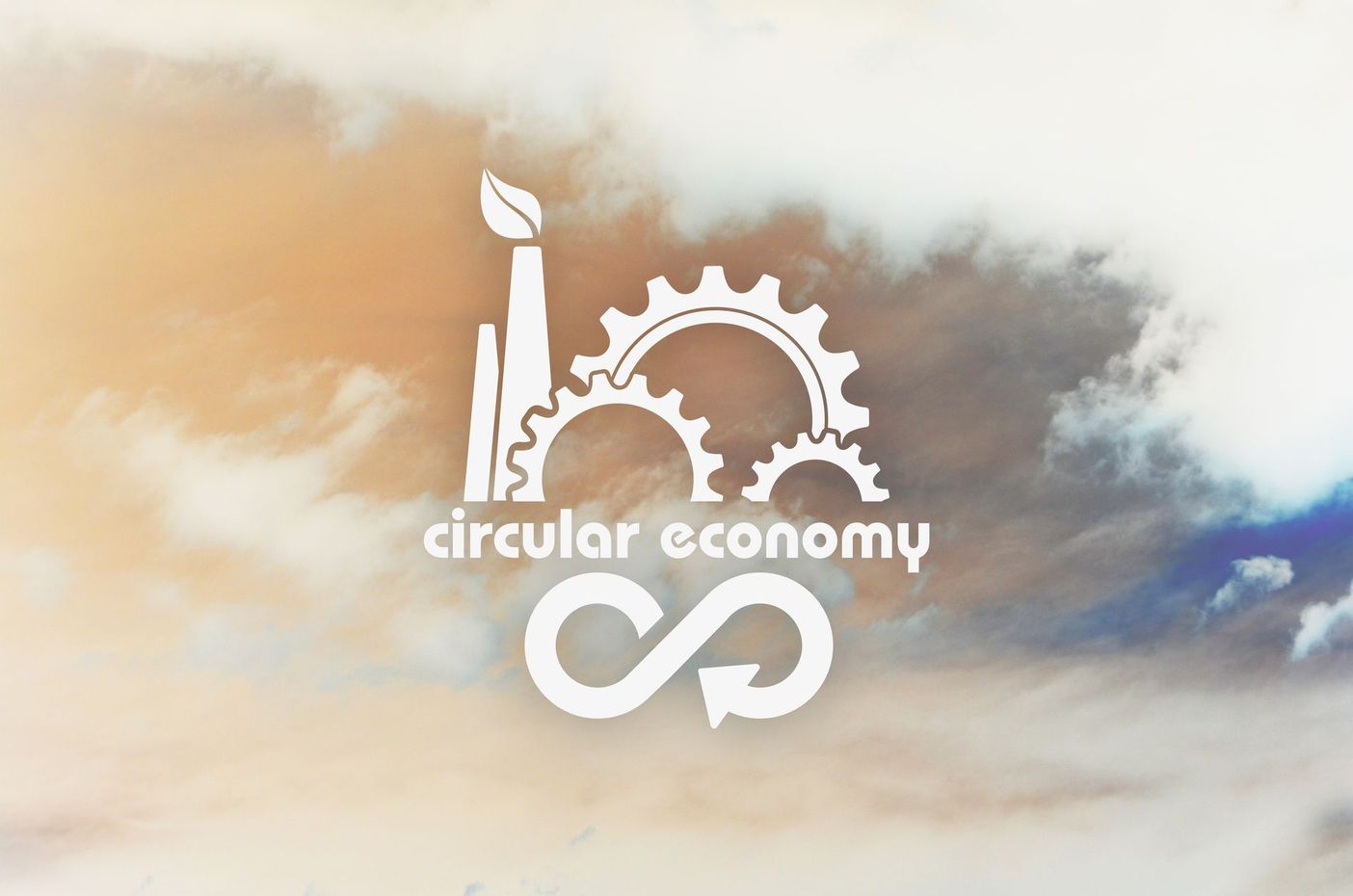 Logotipo de economía circular con fábrica y engranajes, rodeado de un símbolo de reciclaje, sobre un fondo de cielo nublado.