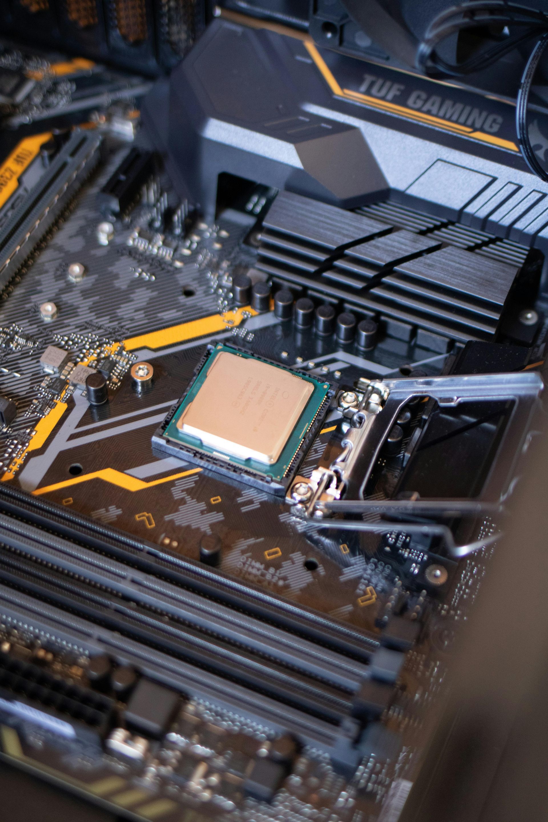 CPU instalada en una placa base con detalles en negro y amarillo.
