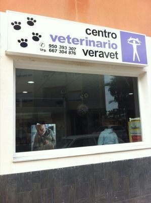 Un cartel del centro veterinario veravet está encima de una ventana
