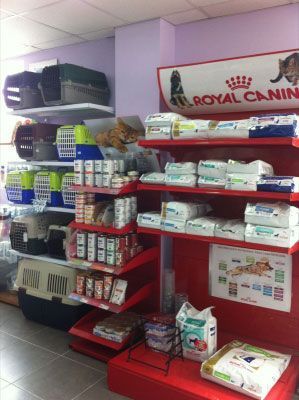 Una tienda con un cartel que dice Royal Canin.