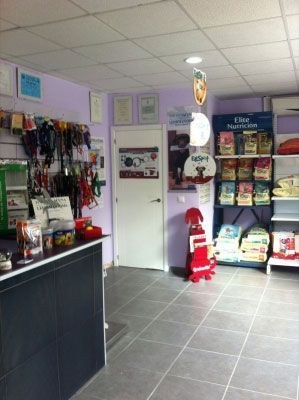 Una tienda con un cartel que dice 'clínica veterinaria'