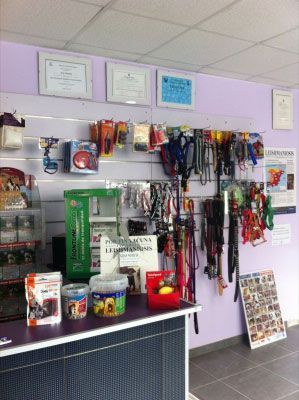 Una tienda llena de artículos para perros, incluidas correas y comida.