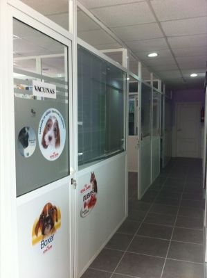 Un pasillo con un cartel que dice 'vacunas'