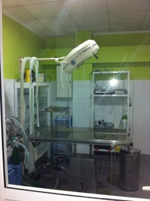 Una sala de operaciones con una lámpara quirúrgica colgando del techo.