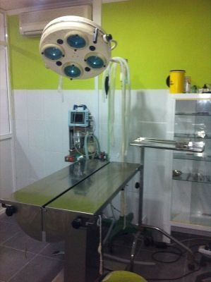 Una sala de operaciones con una lámpara quirúrgica colgando del techo.