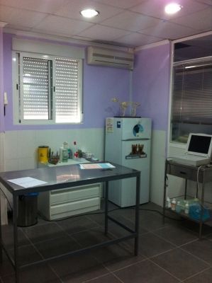 Una habitación con una mesa y un refrigerador dentro.