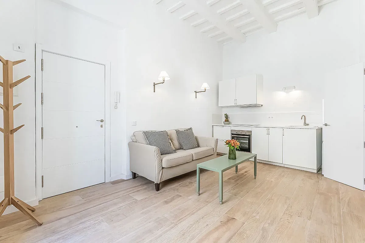 Hay un sofá y una mesa de café en la sala de estar.