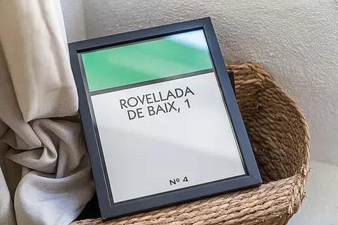 Un marco de fotos está colocado encima de una cesta de mimbre.