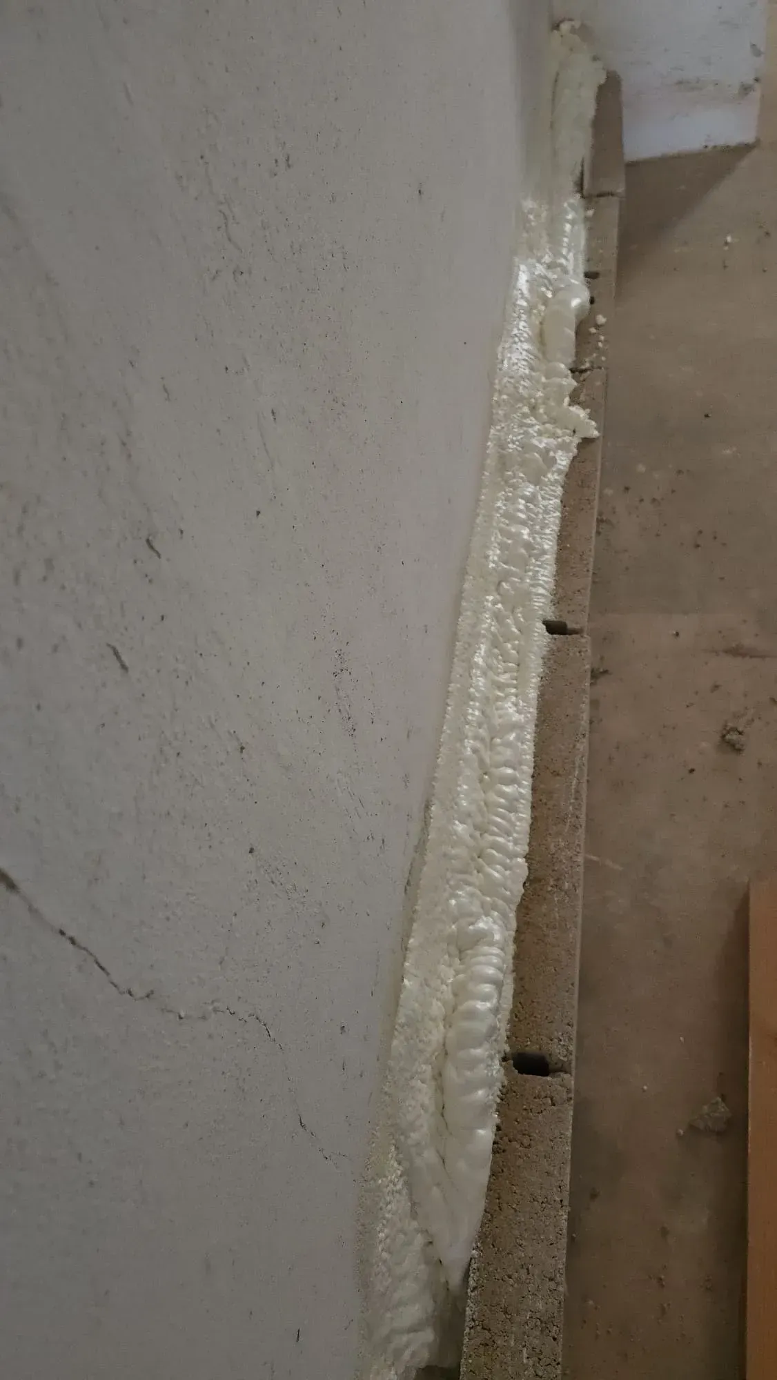 Un primer plano de un trozo de espuma en una pared.