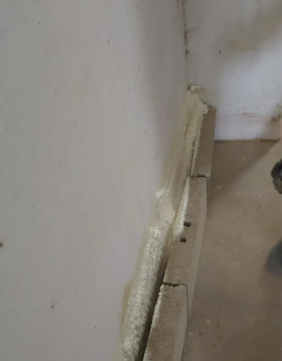 Un primer plano de un trozo de espuma en una pared.