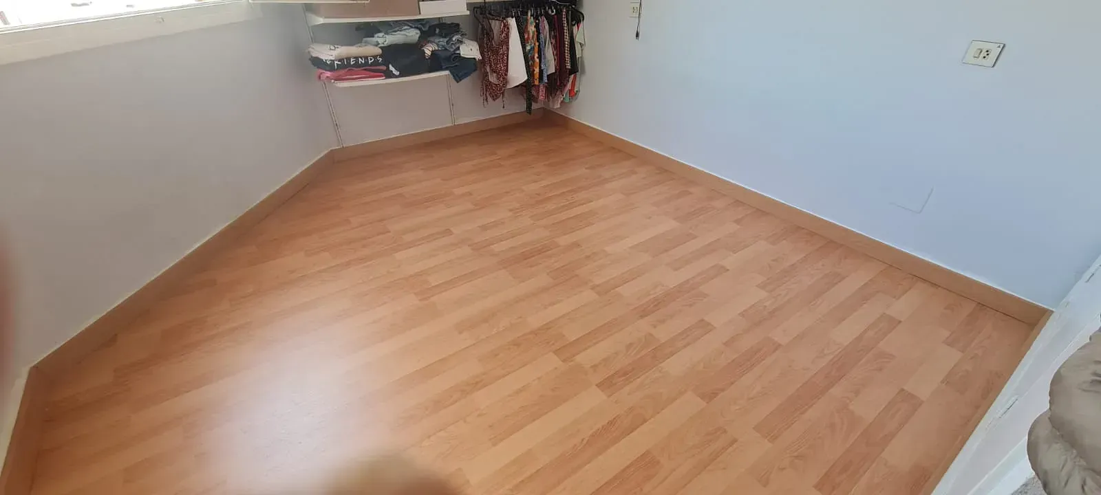 Hay un piso de madera en la esquina de la habitación.