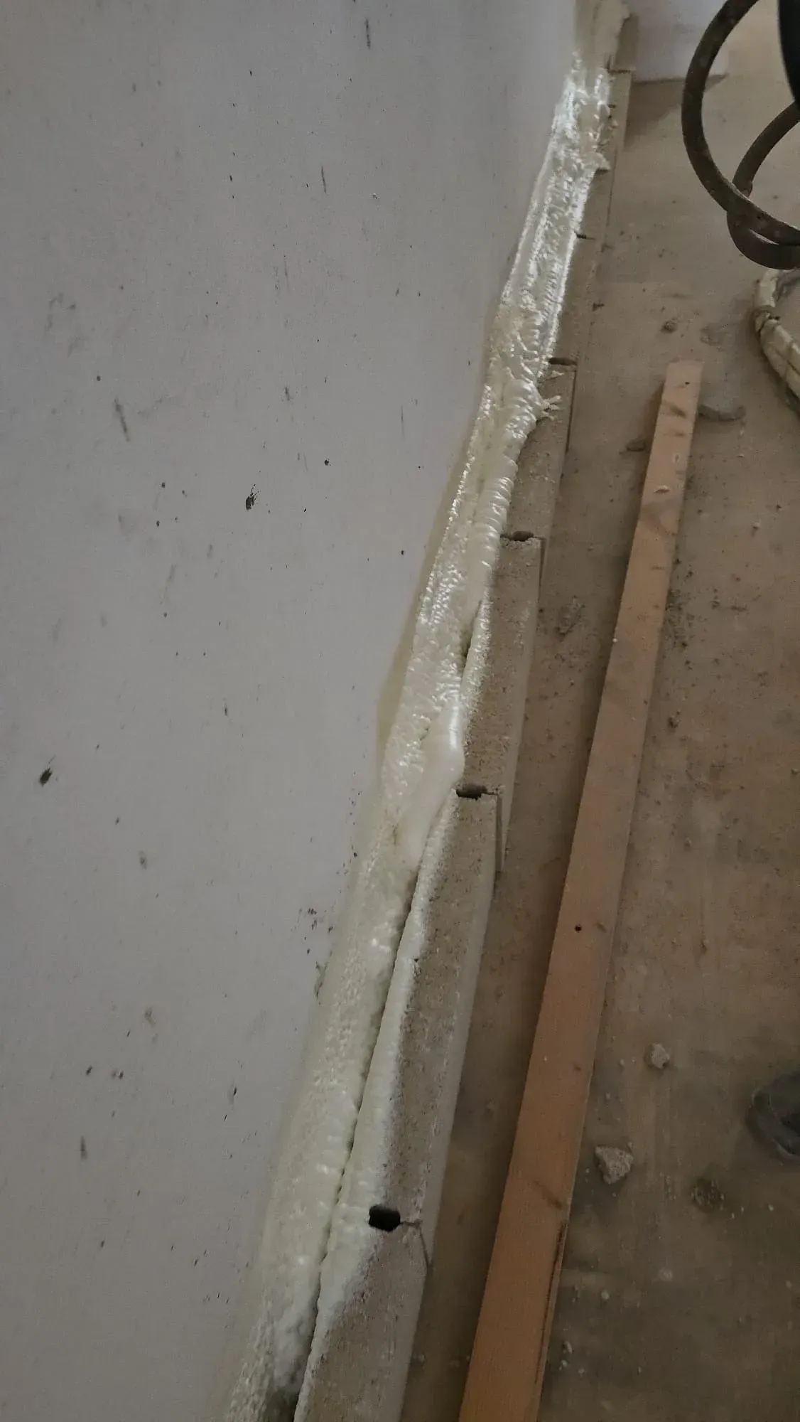 Un primer plano de una pared con espuma.